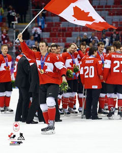 2014 Team Canada - Jonathan Toews Unsigned 8X10 Photo (w/flag)