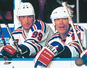 Wayne Gretzky Unsigned 8X10 Photo (Bench w/Messier)
