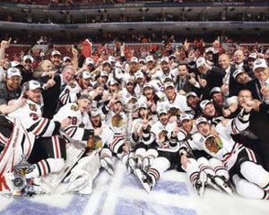 2010 Chicago Blackhawks Team Photo w/Cup Unsigned 8X10 Photo